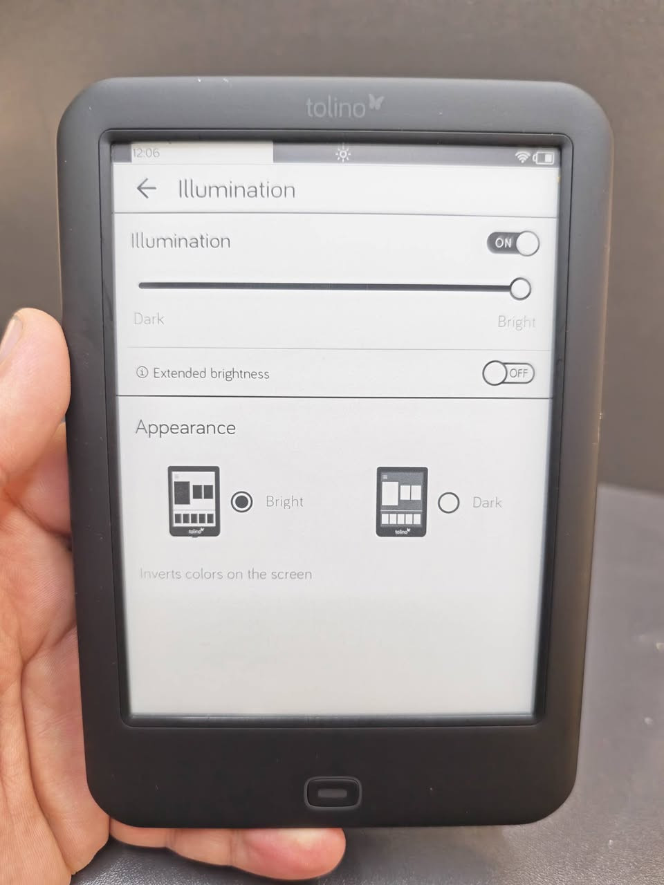 متوفر قارئ كتب إلكترونية ماركة Tolino Shine 2 HD
يوجد توصيل لكافة المحافظات *********** 
الوصف:
جهاز قراءة إلكتروني مميز وعملي جداً لعشاق القراءة والكتب. يعمل بتقنية الحبر الإلكتروني (E-Ink) المريحة جداً للعين، وكأنك تقرأ من ورقة الحقيقية بدون إجهاد للعين أثناء القراءة الطويلة.
المواصفات والإمكانيات:
 * الشاشة: شاشة 6 إنش عالية الدقة (300 ppi) وواضحة جداً.
 * الإضاءة: يحتوي على إضاءة داخلية متدرجة للقراءة في الظلام بكل أريحية.
 * البطارية: شحنة واحدة تكفي لعدة أسابيع من الاستخدام.
 * دعم اللغة العربية: يدعم قراءة كتب الـ PDF والكتب الإلكترونية باللغة العربية.
#قارئ_كتب_الكترونية
