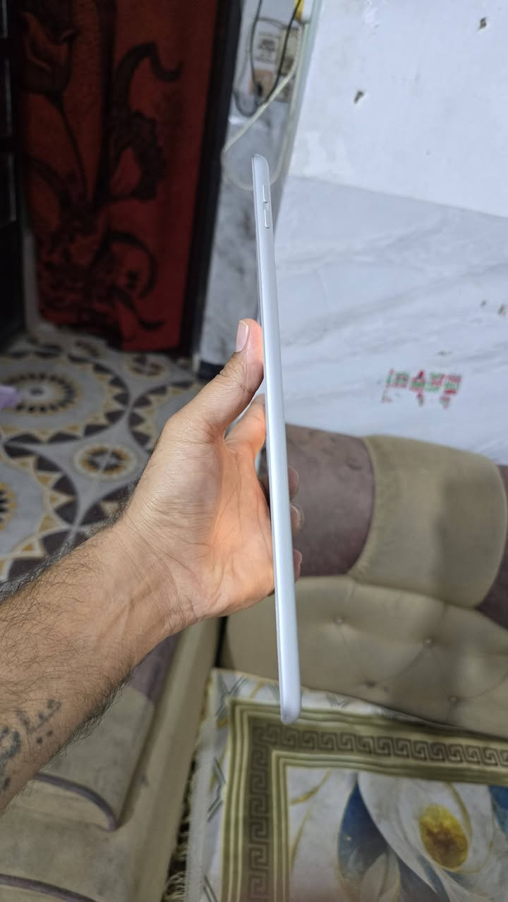 ايباد ٨ مكفول جديد كلش بطاريه ٨٦ ذاكرى ١٢٨ السعر ٢٠٠  مكفول سعر بلاش جديد كلش الجلبيه عنواني
