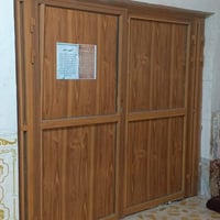 باب المنيوم • تزگام دفتري • يتصفط عل حايط