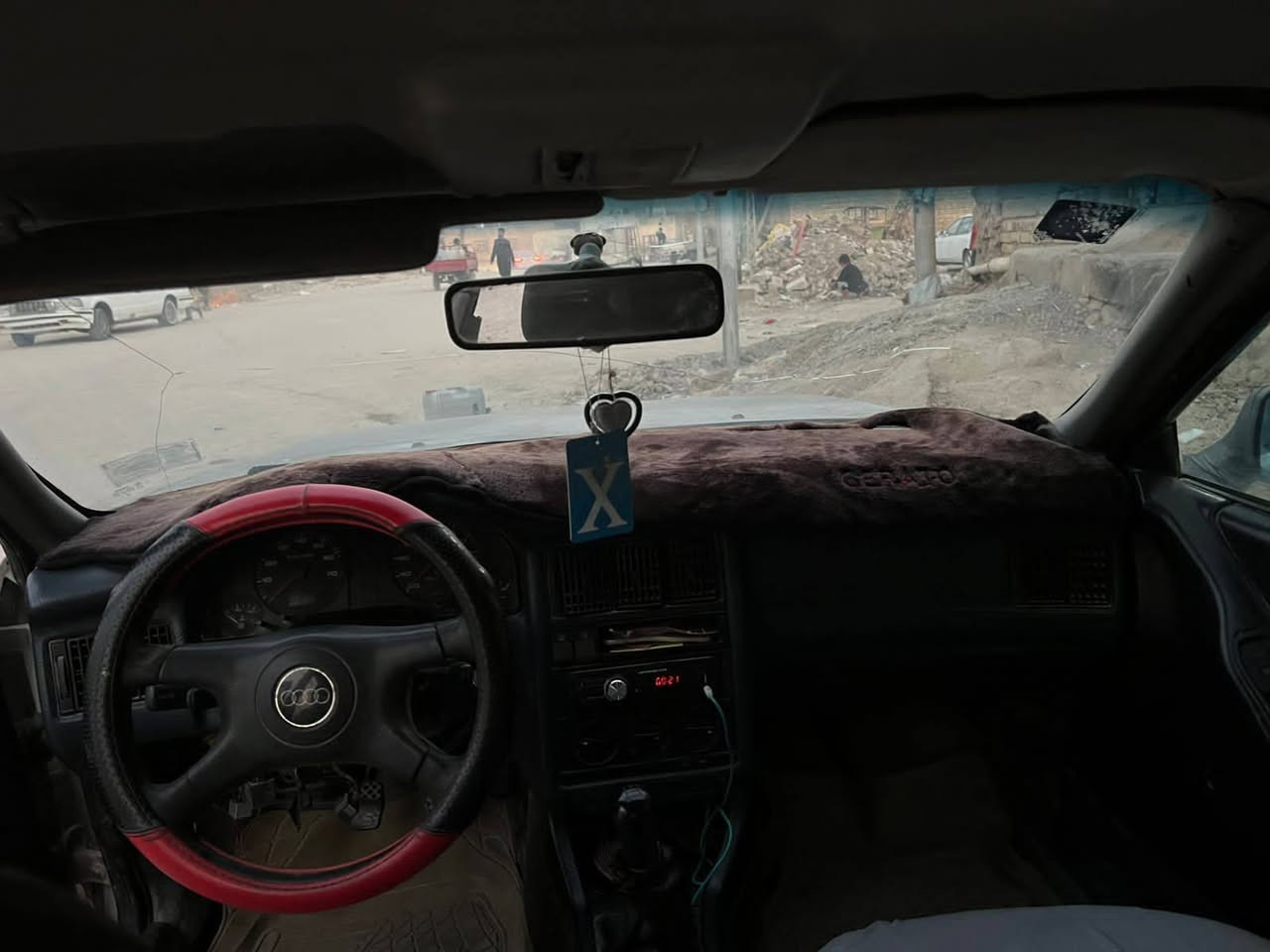 سلام عليكم اودي موديل 1991مثل ماموضح بلصوره لسياره حلوه يرادله ترتيب غرفته حلوه لسياره بسمي مشروع وطني سنويه جديده لسعر 27 
***********
