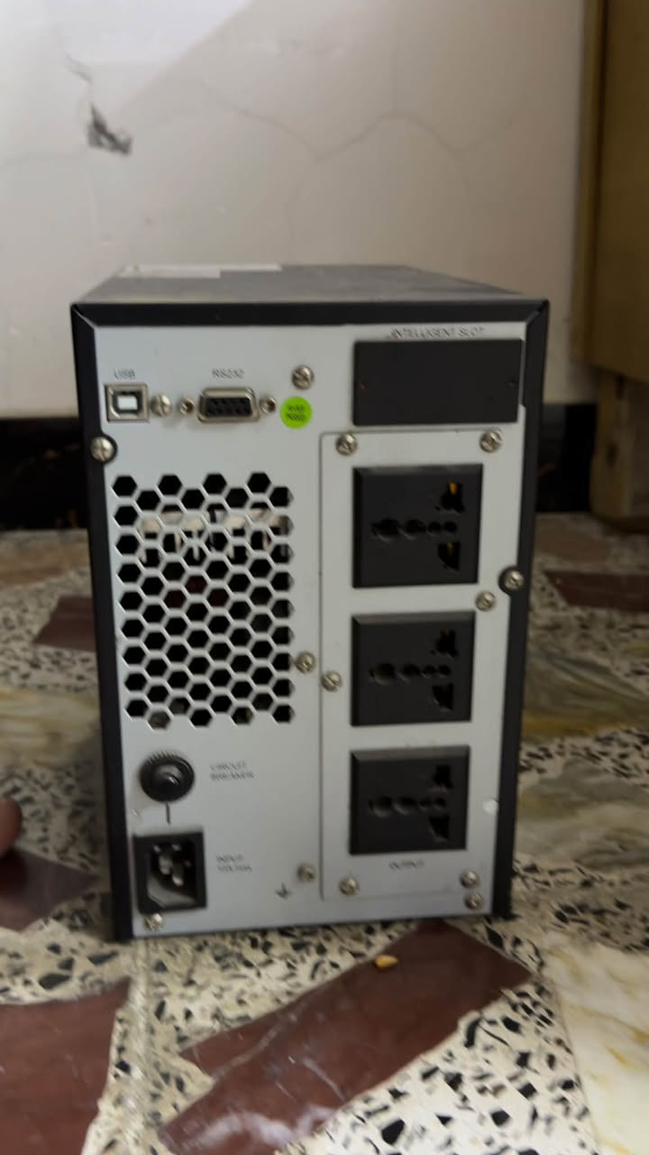 حاسبة للبيع مستعجل قيم سعر وادخل خاص

UPS :
النوع: FSP Champ Series 1000 (Online UPS).  
 السعة: 1000 VA / 900W.  
 الشركة المصنعة: FSP Group Inc.  
المنافذ والتوصيل: يحتوي على منافذ USB و RS-232 وثلاثة مخارج للطاقة (Output Sockets)

الحاسبة :

المعالج (CPU): Intel Core i5-9400F بتردد 2.90GHz.  
 كارت الشاشة (GPU): NVIDIA GeForce RTX 3050 بذاكرة 8GB VRAM.  
 الذاكرة العشوائية (RAM): سعة 16GB.  
 الكيس (Case): كيس Xigmatek أنيق مزود بمراوح RGB وزجاج مقسى.  

الشاشة :

    الحجم: 24 بوصة، مساحة العرض الفعلية 23.6”
* الدقة: 1920×1080 Full HD
* التردد: 144Hz
* زمن الاستجابة: 1ms
* نوع اللوحة: TN
* سطوع: 300 cd/m²
* FreeSync: موجود
* المنافذ: DisplayPort + منافذ HDMI، ومخرج سماعة 3.5mm
* VESA: 100×100mm
* السماعات: مدمجة 2W × 2 

رقم تليفون : ***********
