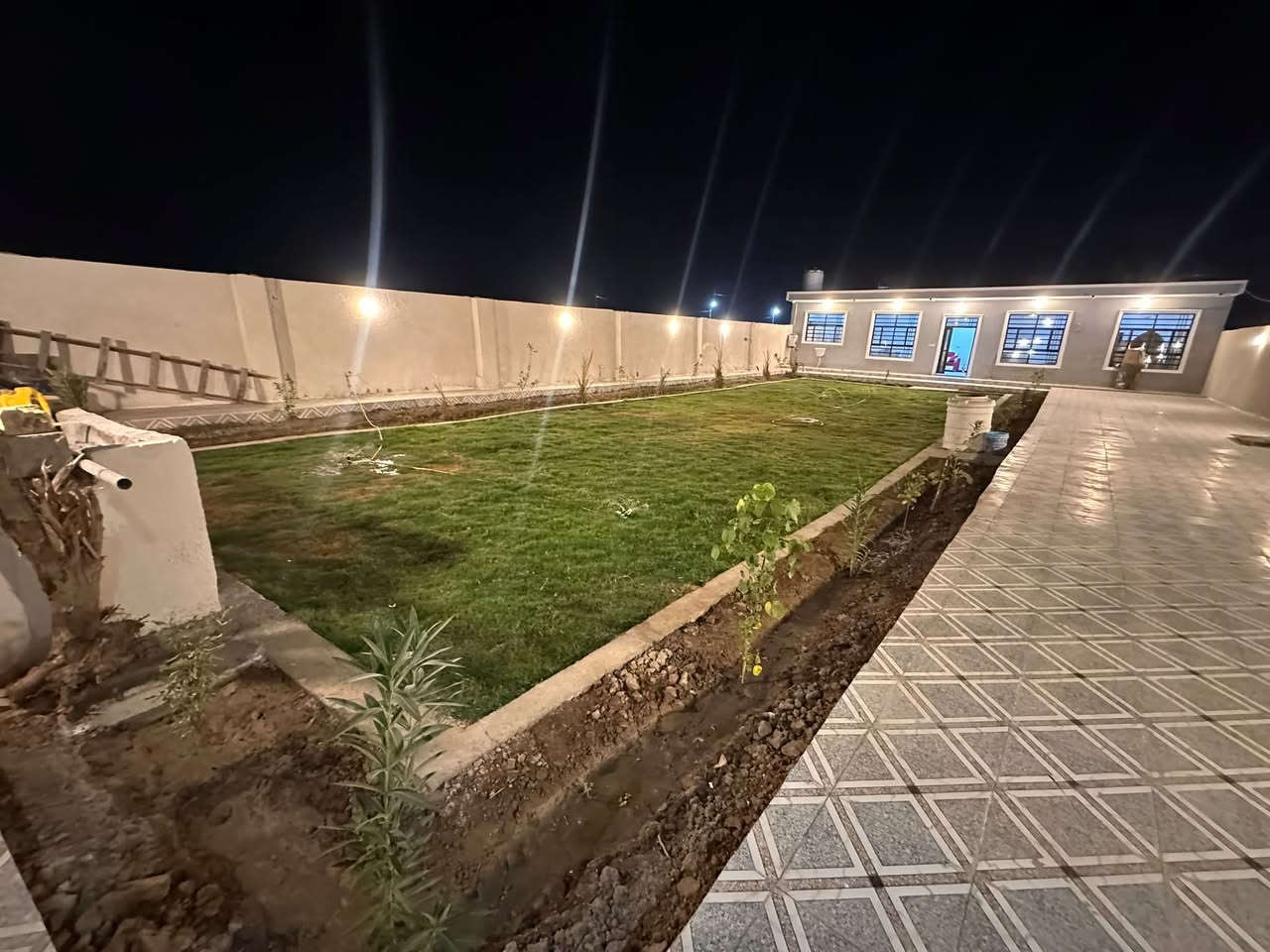 السلام عليكم مزرعه للبيع حي الفرات طريق السنيه السياحي مجاور سكه القطار خلف منتجع الحيوانات وحديقة الروشه سند زراعي ٢٥ مداور بأسم المشتري 
رفت كونكريت ارتفاع ٣٠ سم كله ارضيه المشتمل والكراج والداير وتسليح أبو النص وأبو ٣ اثمان
سقف كونكريت تسليح أبو النص وأبو ٥ أثمان وأبو ٣ اثمان
بناء طابوك وبلوك وملبوخ بطن وضهر المشتمل
ماطور عدد ٢ بير واسأله
ومولده 
وثلاجه 
وميز و٦ كراسي
وتخم وكاونتر وسنكي
وغرفه نوم 
وشوايه بناء 
ارضيه المشتمل بورسلاين والكراج بورسلاين ايفا
مصبوغه ومنثوره الجدران من الداخل 
مؤثثه وجاهزه للسكن 
بناء ٢٦ ما مسكونه

المساحه ٥٠٠ م واجهة ١٥ م بناء المشتمل ١٠٠ م حديقه ٢٥٠
كراجات ١٥٠
للاستفسار ***********
