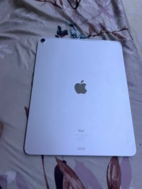 ايباد برو جيل ثالث حجم 12.9 جهاز بي ضربات بل شاصي شاشه مابيها فطور. با...