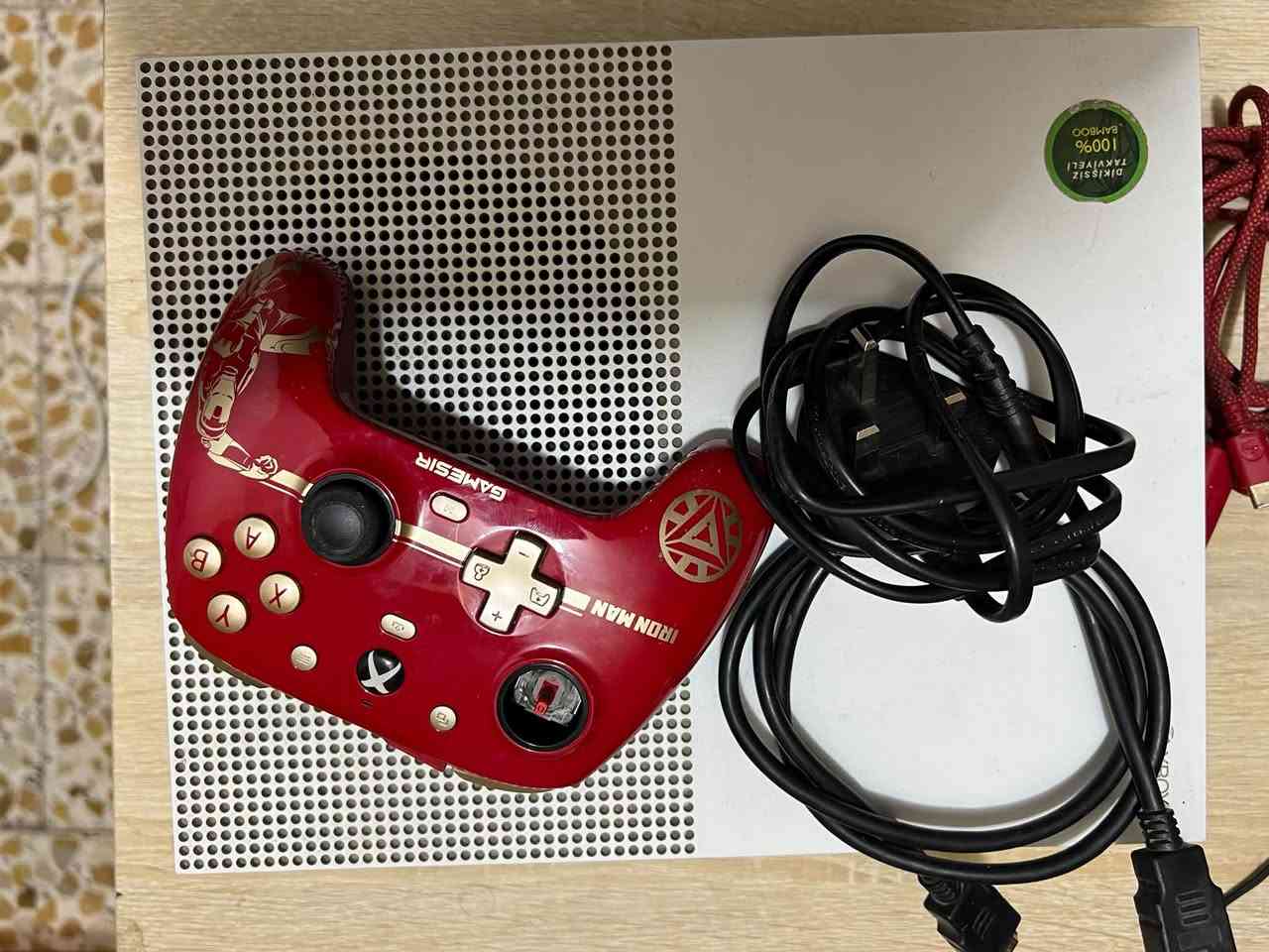 سلام شباب Xbox One s للبيع جهاز نضيف و كله شغال 
بس لاستيكه مال كير مشلوعه شغاله كلشي ما بيهة ويا قرص رينبو 6. سعره 150 و بي مجال للشراي عنواني بلديات 
***********
متوفر واتساب
