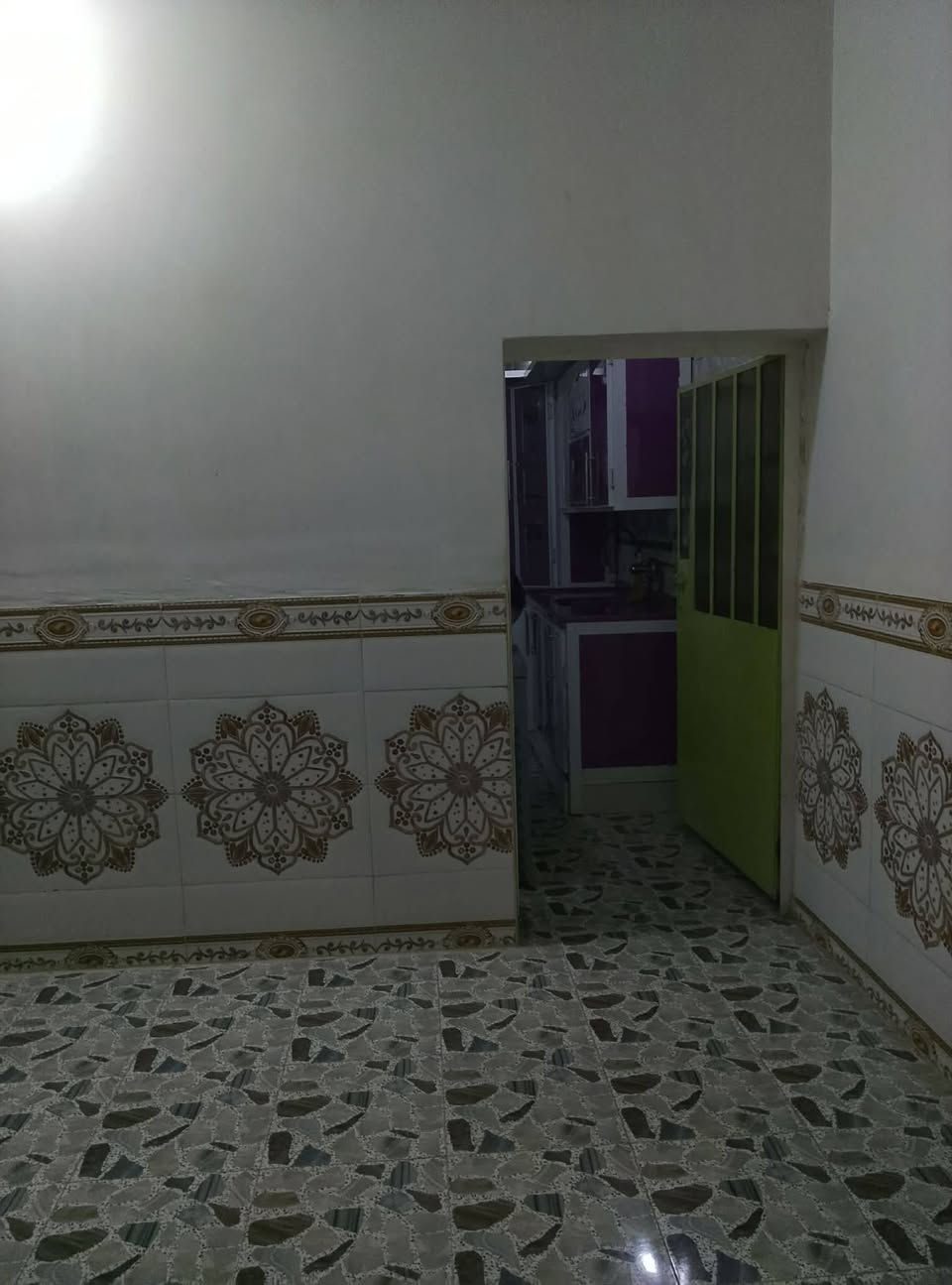مساحه 140متر سكف صب كونكريت مسلح بناء حجر كهرباء دفن البيت ماي كهرباء َمولد غرفتين وصاله وبراني ومطبخ وحمام داخلي وخارجي البيت ركن عله اربع شوارع  جاهز السعر 75بيه مجال هذه الكاونتر والسخان معه البيت العنوان الرضويه الثامنه. خلف مدينة الزائرين مباشر قريب عله شارع رقم***********

