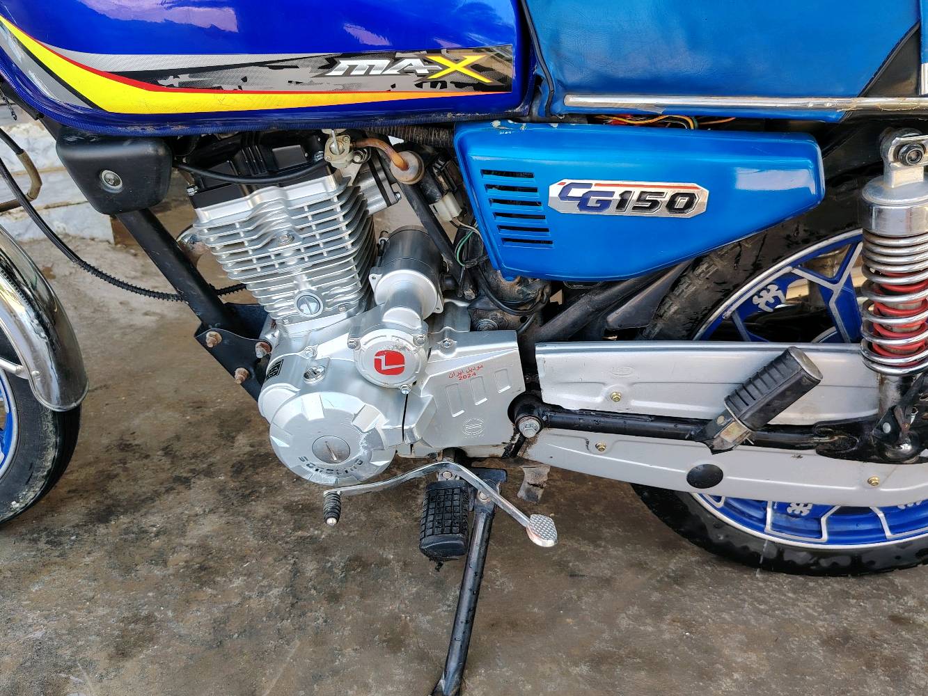 موتور سونكلنك CG150 MAX نظيف ومعدل بشكل مرتب، لونه أزرق وعليه شغل مرتب من جنطّات وفرامل وملحقات، ومحركه باين عليه نظافة وما بيه ملاحظات ظاهرة. مناسب للي يدور دراجة عملية وشكلها حلو وجاهزة للركب، والفحص يثبت كلشي.موديل 
 مكاني بابل محاويل 2024