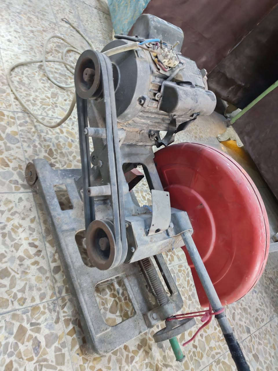 السلام عليكم عندي كتر دبل قايش حجم الكبير نوعيه قديمه استخدام منزل 🏠 عارضه 175 عندي عمايه كامله ملحقاته وياه 225 العنون النجف حي العسكري كبل استفسار خاص اوتساب ***********
