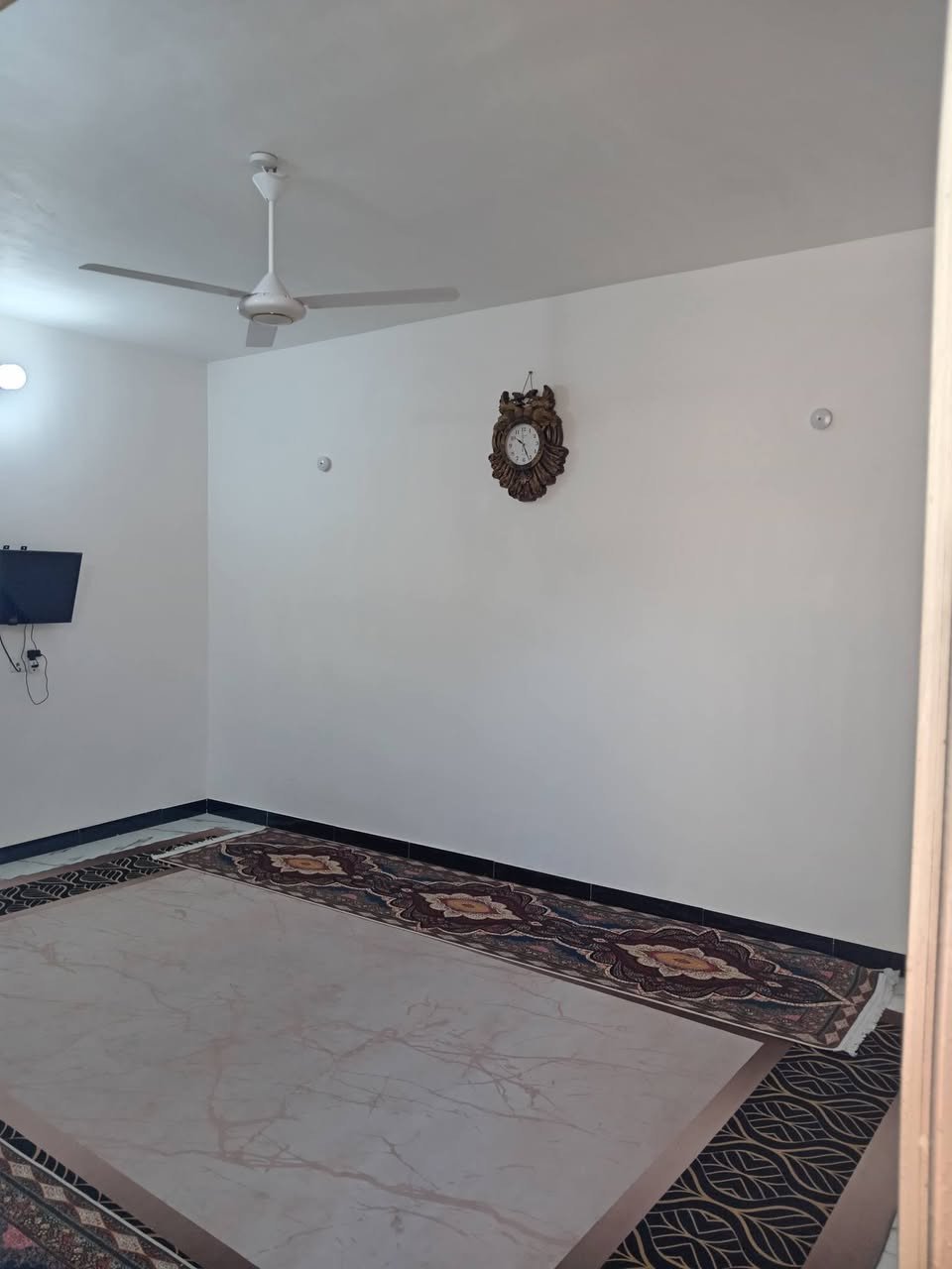 سلام عليكم دار للبيع مساحة ١٢٥ مربع الشارع ١١ متر حواس شارع حي العباس رابع بيت بالفرع فرع المولد الثاني قريب على مدرسة حواس للاستفسار ***********

