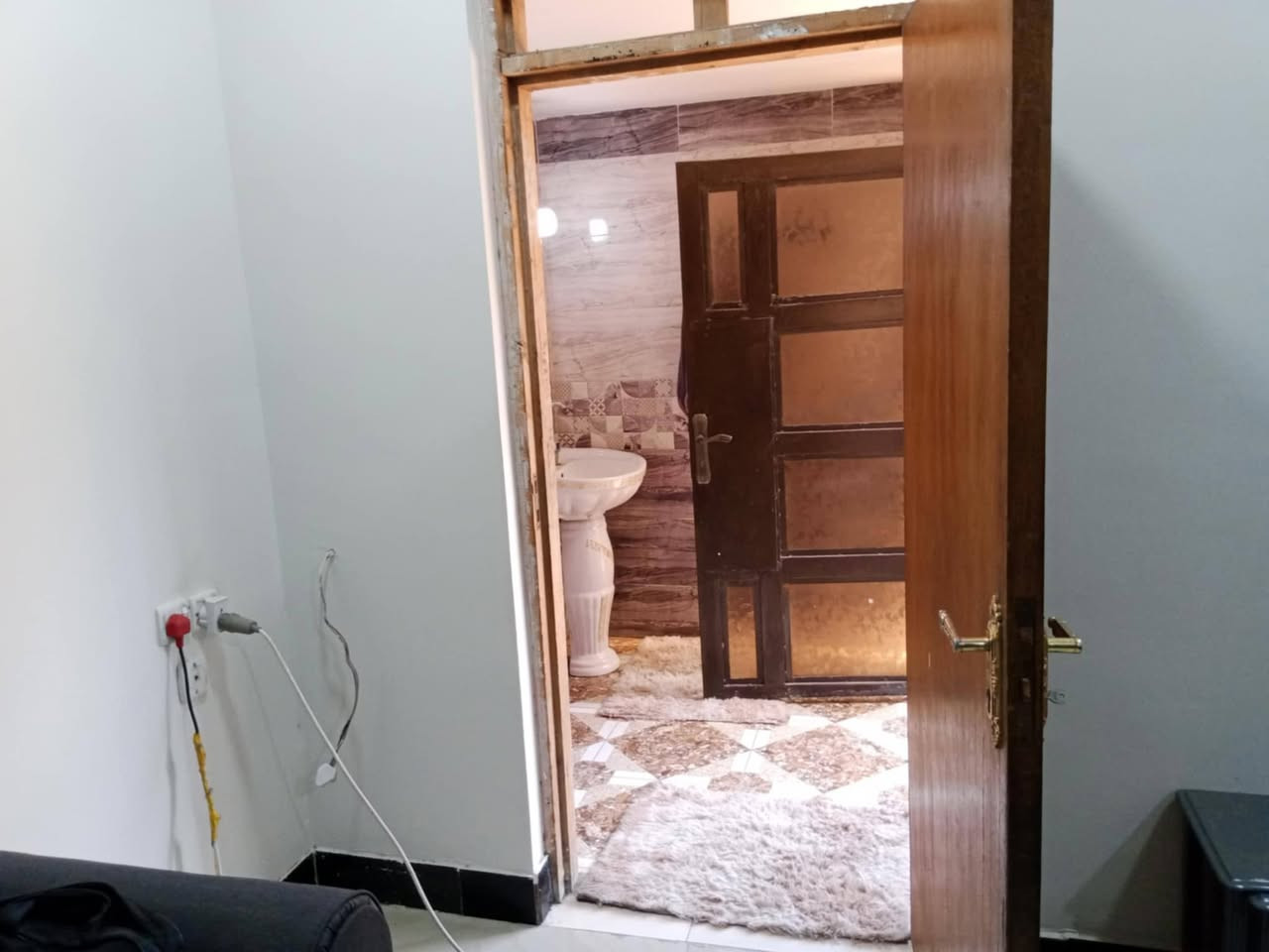 بيت للبيع مجاور مطعم حجي حسين عند باب مطبخه يبعد عن الشارع العام ٥٠ م طابقين الواجهة سبعة ونص والنزال عشرين متر اربع غرف نوم مع كل الملحقات السعر ٢١٠ مليون وبيها مجال للشراي رقم الهاتف *********** وب واتس
