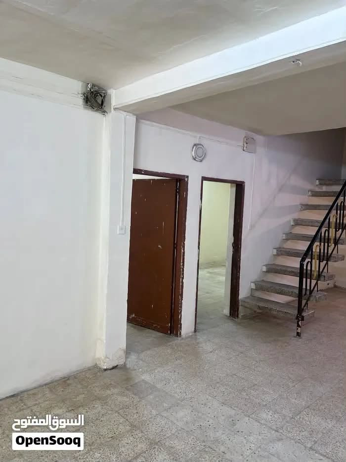 بيت كلاسك طابق ارضي معزول للايجار في يرموك حي نفط مساحه عقار ١٧٠ متر يحتوي على
غرفتين نوم

صاله

مطبخ

صحيات

منور + كراج سياره

سعر الايجار ٨٠٠ الف عوائل للاستفسار ***********

نص مكتوب في الصور:
- السوق المفتوح OpenSooq