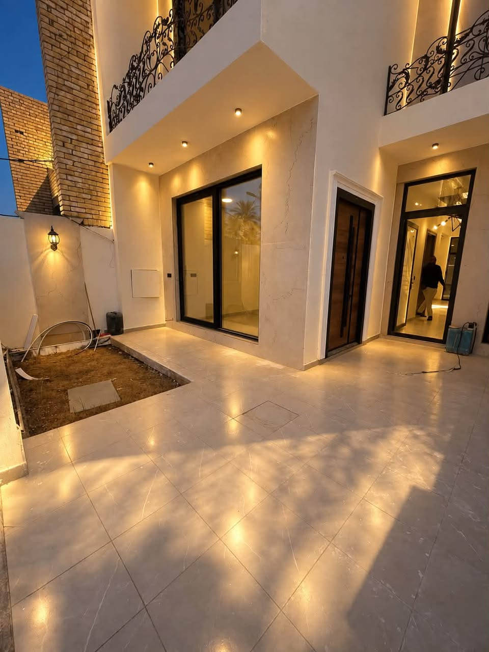 🏡 دار مودرن للبيع – الدورة / البوعيثة ✨
فرصة مميزة لامتلاك دار بناء حديث ومودرن بتصميم أوروبي راقٍ، بمساحة 150 متر وواجهة 7.5 متر × 20 متر.

🔹 تفاصيل الدار:
• طابقين بتصميم عصري ومدروس
• الطابق الأرضي: صالة + هول + مطبخ داخلي + منور
• مطبخ خارجي
• صحيات داخلية وخارجية
• الطابق الثاني يحتوي على 3 غرف نوم
• بناء درجة أولى وتشطيبات راقية
• تصميم واجهة أوروبي مودرن

📍 الموقع: الدورة – البوعيثة – مجمع شواطئ دجلة
📌 قريب جداً من سيطرة البوعيثة وفي موقع مميز ضمن المربع الذهبي.

📑 السند: طابو زراعي سند 25، مكاتبة وتنازل وإقرار محكمة من صاحب السند مباشرة.

💧⚡ الخدمات متكاملة: ماء، كهرباء، تبليط.

💰 السعر جداً مناسب ومراعي للجادين بالشراء.

📞 اللي يرغب بالمعاينة ومعرفة السعر، يتواصل ويانا على:
***********
***********

أو مراسلة الصفحة مباشرة 📩

