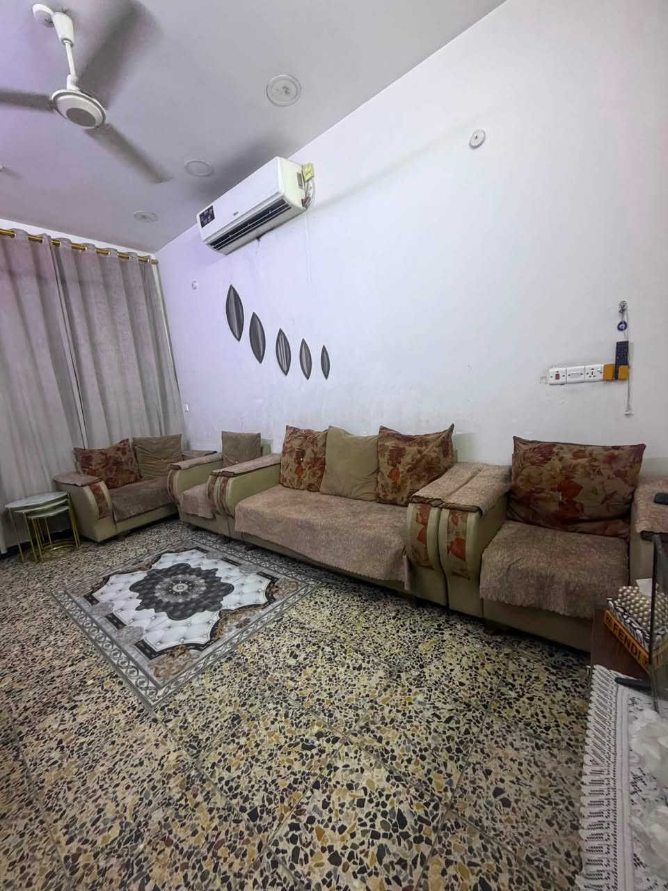 قنفات للبيع ب 150  عدد ٥
وبردات كامله ٣ وحدات مع السكه ب 

٧٥ الف 

علماً ان القنفات بيها اضرار 

بلديات

واتساب 

***********
