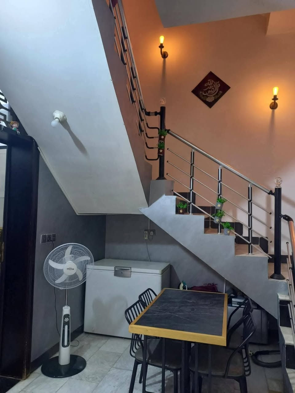 🏠 / دار للبيع مساحة 100 م    (طابو صرف)واجهه 7.75 نزال 13  شبه مربع             
🧱 الدار ((ركن)) متكون من طابقين بناء ٢٠٢٢                 
الطابق الاول/ استقبال + هول +مطبخ+ غرفة نوم +مجمع صحيات.
الطابق الثاني /(2) غرف نوم   مجمع صحيات.بيتونه  
🌎 الموقع /  حي المحاربين ..شارع مطعم الامراء (( ركن  ))  موقع مميز  
للأستفسار اكثر  مراجعة 
#مكتب_الحسيني_للعقار_ بداية شارع الحسينية من اتجاه شارع 60 مقابل اسواق سيد ماركت ثالث بنايه على اليسار او الاتصال 
 *********** واتس+اتصال
***********
