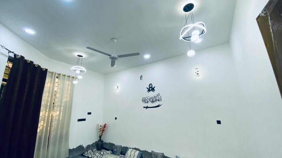 بسم الله وعلى بركة الله نتوكل دار للبيع حي الامام الرضا ع قرب ملعب توني شارع الشهداء قريب على الشارع العام ثاني بيت موقعه مساحة البيت 200 متر نزال 20 واجهة 10 متر البيت كامل نقص بس سيراميك فقط خدمات موجودة ماء كهرباء البيت طابوا زراعي باقي التفاصيل بالصور رقم الهاتف ***********
