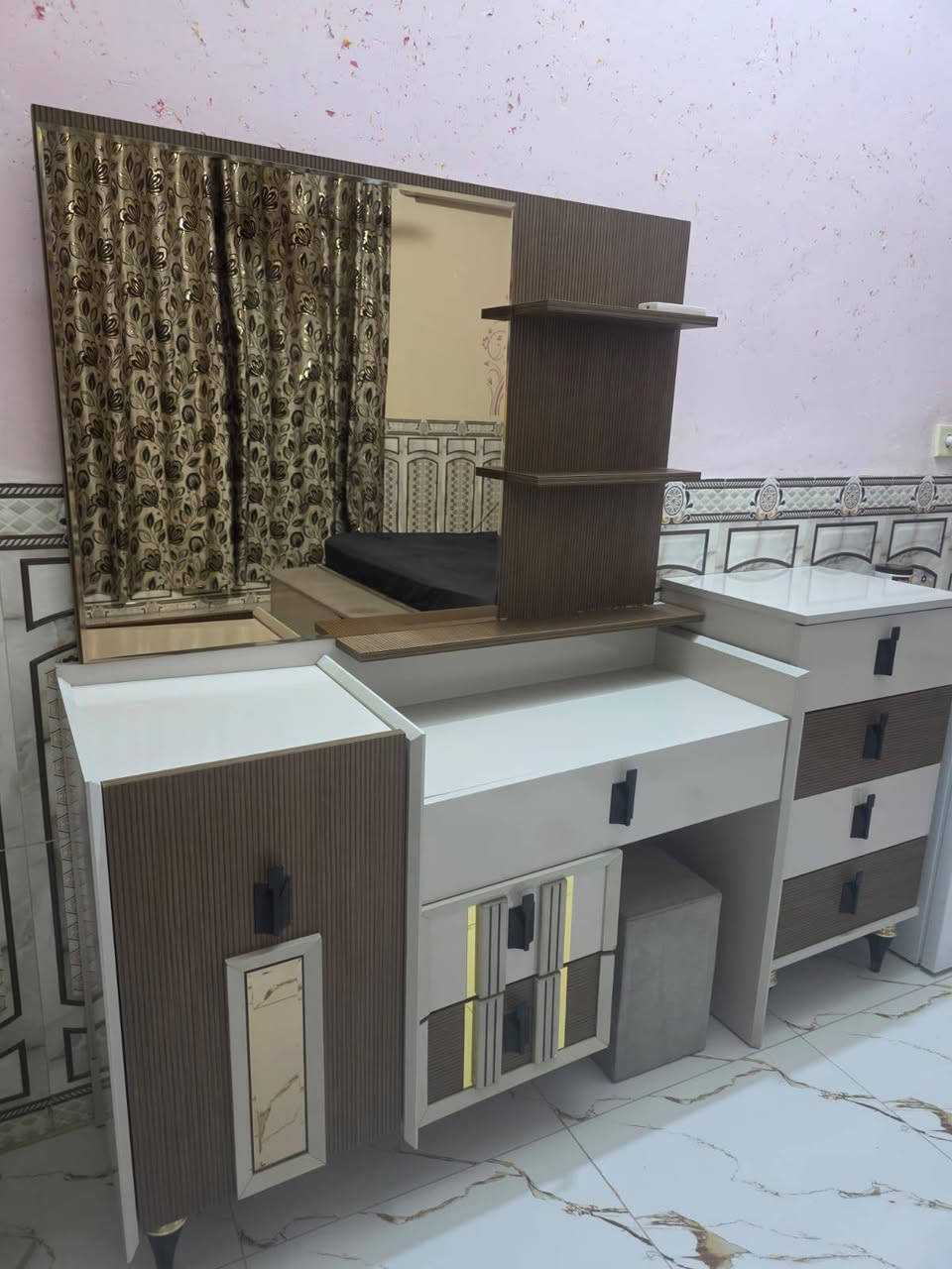 سلام عليكم غرفه عشر قطع نضيفه نضافت 95/100  مكاني طوريج جمعيه سعر 1250 و بيه مجال لشري مستعجلين عله بيعته يردون يشيلون *********** (ملاحضه ترهم اقصاد عله ماستر))
