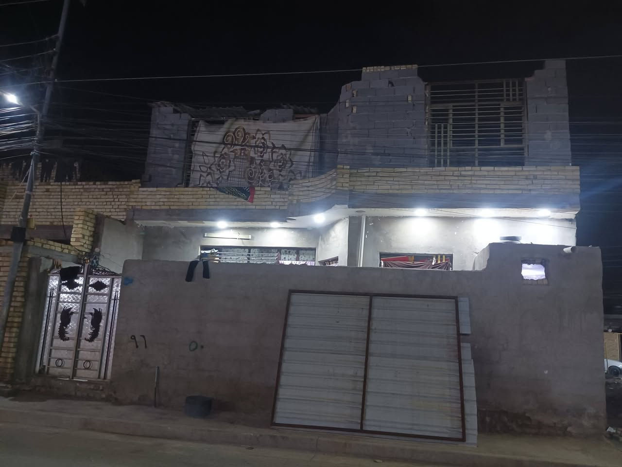 سلام عليكم 100 متر للبيع مقابيل زنود ست الحمداني شارع ابو الهيل طابقين طابق ثاني هيكل عوزه سقف وطابق الارضي عوزه ارضيه وكم ملاحضه 
***********
