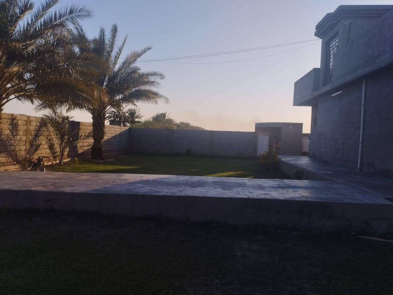 سلام عليكم بيت للبيع بلشاخه شارع ضغط قرب صورت اليسد(صلاح زراعي) مساحه لأرض ١٠٠٠ متر مسيجه داخل سياج كله نخل كله مساحه البيت٢٠٠ متر كامل مكمل كهرباء مولد شارع ومي اساله البيت يتكون من غرفتين وصاله وهول ومطبخ واستقبال وصحيات داخليه  وصحيات خارجيه ‏تواصل‪***********‬‏
