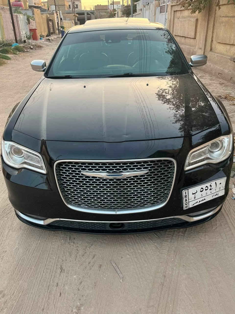 السلام عليكم 
كرايسلر موديل 2018 محرك ٨ سلندر هيمي ٥.٧ لتر  رقم السيارة بغداد 
السيارة فئة بلاتينيوم اعلى فئة بالكرايسلر بجم عريض 
حادثها بأمريكا دعامية فقط مثل ما موضح بالصور والايرباگات كلها سليمة 
ماشية 82 الف 
السيارة فول مواصفات :
داخل جلد  عسلي + تطعيم صاج
بانورما طگتين 
رادار امامي 
حساسات امامية وخلفية وجانبية 
نقطة عمياء 
تحديد مسار 
اوتو بارك 
بريك تلقائي وتحذيرات لمنع التصادمات 
كاميرا دوارة  بلادية
ويل عنكبوت اصل حجم 20  
تايرات تو سايز
شاشة كار بلي
ستيرن كهرباء و تدفئة 
كشنات امامي تدفئة + تبريد  
كشنات خلفي تدفئة 
أكواب تدفئة + تبريد 
كشن خزن ميموري
مثبت سرعة + مثبت سرعة تفاعلي 
وبعد هواي مواصفات 
السيارة عليها  كزوز بورلا   تتحكم باليريمونت 
ملاحظة السيارة بيها بين البابين تكحيل * وبيها بالجاملغ طعجة صغير 
ومثل ماموضح بالصور 
مكان السيارة كربلاء - الهندية 
الاستفسار التواصل ع الرقم 
*********** - واتساب موجود
