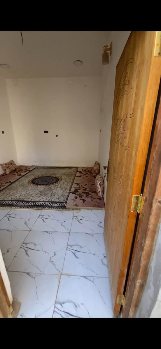 السلام عليكم 
بيت للبيع منطقه الحميديه شارع المعسكر 
البيت نقص فقط (( بيتونه وستاره )) البيت ركن 
الكراج مواده كامله بورسلين كهرباء خطين مجاري تبليط تاسيس كامل + غرفه أخشاب تركيه مع البيت 
اتصل وتدلل *********** بيه واتساب
