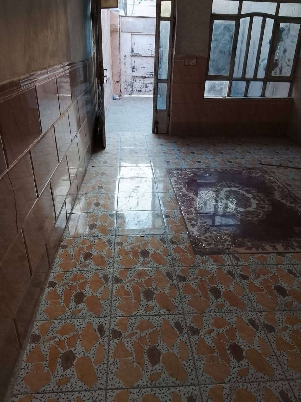 بيت للايجار طابو صرف ملك شارع الكهرباء قرب صورة الامام علي مساحة ٧٥ متر طابق ونص حالياً البيت فارغ السعر ٣٠٠ الف ترميم جديد للاستفسار *********** ابو نمر
