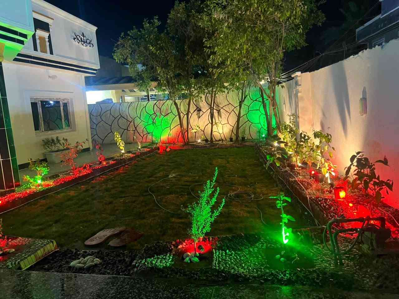 سلام عليكم يوجد بيت للبيع مساحه 300 متر يحتوي على 3غرف نوم وستقبال ومطبخ وحولي وصحيات طابو زراعي سند25 العنوان بغداد الراشديه قرب جامع عبد الكريم ابو غازي الاتصال على الرقم ***********
