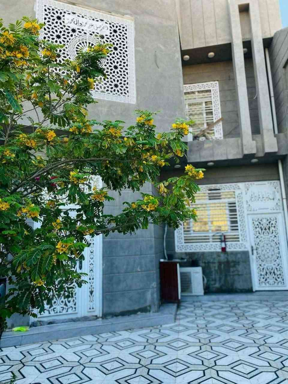 #دارللبيع_او_مراوس
🛑جنس العقار: طابو زراعي  مكمل معاملة التطويب ومسجل بلديه 
🛑 الموقع: حي التقيه ٣ قرب الكراج القديم 
🛑المساحة:  300m ...
🛑كونكريت مسلح طابقين بناء طابوق 
 🛑غرف نوم عدد 4
 🛑مطبخ ١
🛑صالة عدد ٢ 
🛑صحيات  عدد ٦ داخل وخارج مع سويت 
🛑استقبال عدد ٢ 
🛑حديقة 
🛑طارمه واسعه 
🛑يقع علا شارع عرضه 40م
---------------------
مشموله  كافة الخدمات 
بيع أو مراوس والاستفسار 
--------------‐------ 

وسعره جدا مناسب  ✔️
ــــــــــــــــــــــــــــ
#متابعة__الصفحه_ليصلكم_كل_ماهو_جديد🛑
#نستقبل_جميع_عروضكم
--------------------
للتواصل الاتصال على الرقم 
***********
اوزيارة مكتبنا
 مكتب حيدر الطيار للعقار والمقاولات العامة  
الجزائر -شارع المطاعم -مقابل مدرسة حمورابي
--------------------------
