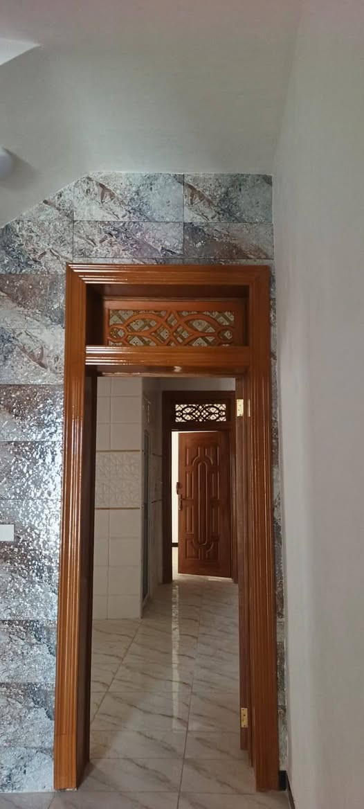 دار للبيع مساحه 100متر حي الوفاء القوس منطقه 43الف شارع10وساحه طابقين جديد غرف3وصاله2مطبخ صحيات عدد 3جمس قرب شارع المطارتصال بالمكتب اوخاص سعر150بي مجال ***********ابومنتظر
