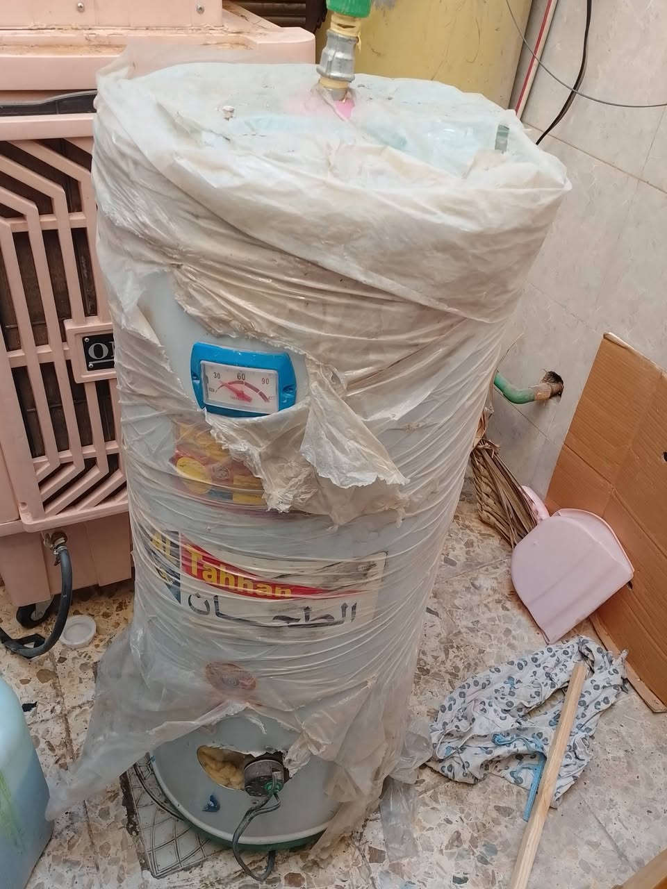 للبيع مبرده ما صار لها شهر من اشتريتها وسخان جديد بعده بالباكيت وثلا الشمعات جدد بعد السعر خاص
