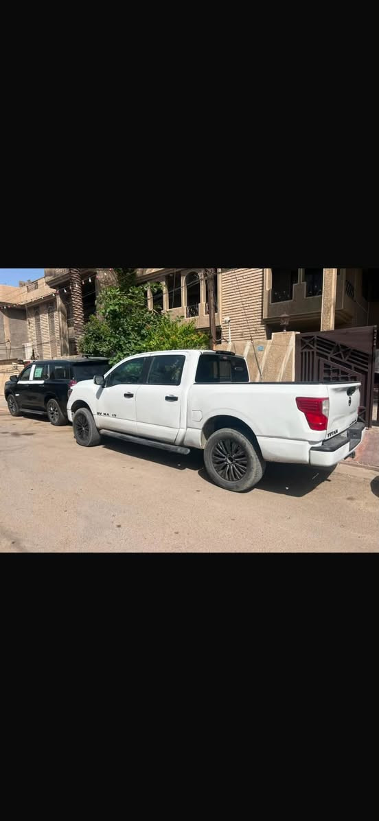 نيسان تيتان 2019 مدنايت ادشين
محرك 8 سلندر فور ويل
داخل جديد 
مابيها نقص السياره
مصبوغه حزام
السعر 175 وبيه مجال
مراوس بجيب رانگلر او نقد 
***********
