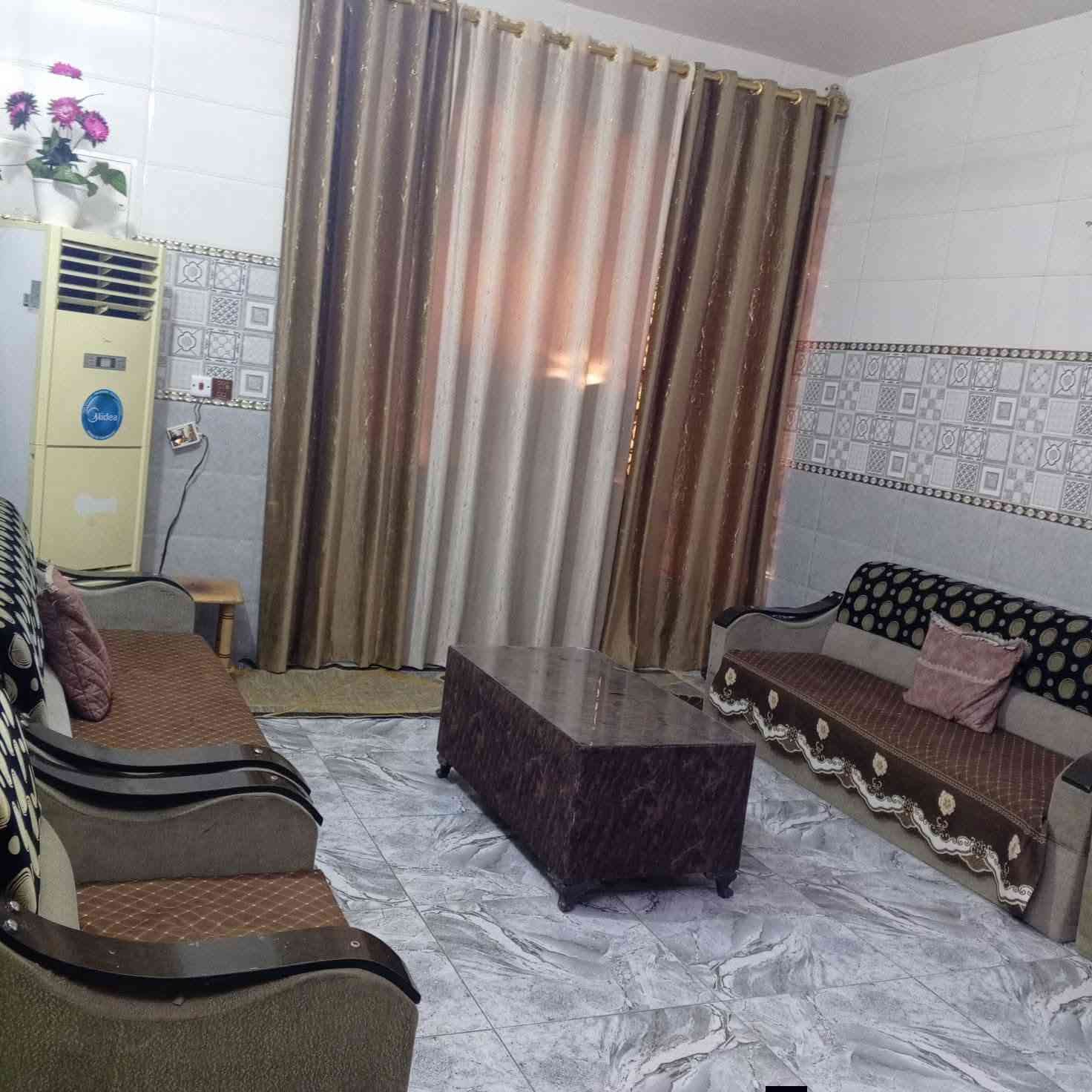 السلام عليكم بيت للبيع زراعي مساحة الكلي 400 و180 حديقة والباقي بناء البيت يحتوي على غرف نوم ثلاثة ثنين جوة واحدة فوك وصالة ومطبخ حار وبارد واستقبال صحيات كهرباء وخط سحب وماء  كامل جميع الخدمات  منطقة العوادل قرب جسر الفرنسي السعر خاص الاستفسار على الرقم
***********
***********
