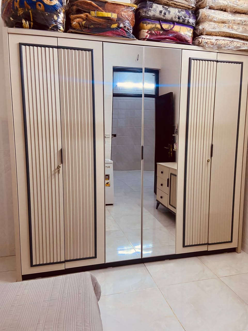 يالله سلام عليكم غرفه تركيا اصليه 
 جديده نضافه 100% خمس قطع كبار 
كنتور كبير جربايه دبل سلايت 
+تحتوي على مخزن اسفل جربايه 
سعرها ٨٠٠ الف وبيها مجال 
رقمي ***********
بغداد الشعب
