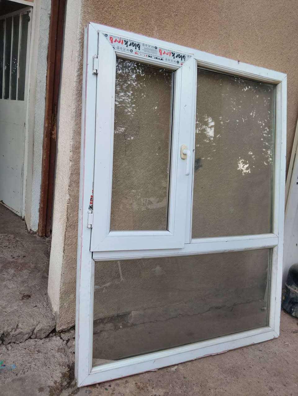 باب وشباك للبيع قياس الباب الطول 235في108 العرض قياس الشباك الطول155 العرض120 العنوان حي الميثاق اتصل على الارقام التاليه *********** //*********** بي وتساب 🛜📲💬 @إشارة
