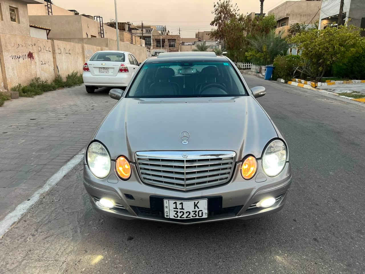 السلام عليكم 
للبيع E200 2004
بيها قطع صبغ ابيع حزام 
محرك ومكينه نظيفه 
صدر امامي خلفي جديد 
جهازه من كلشي 
ب92 وبيها مجال
مكانها بغداد 
***********
