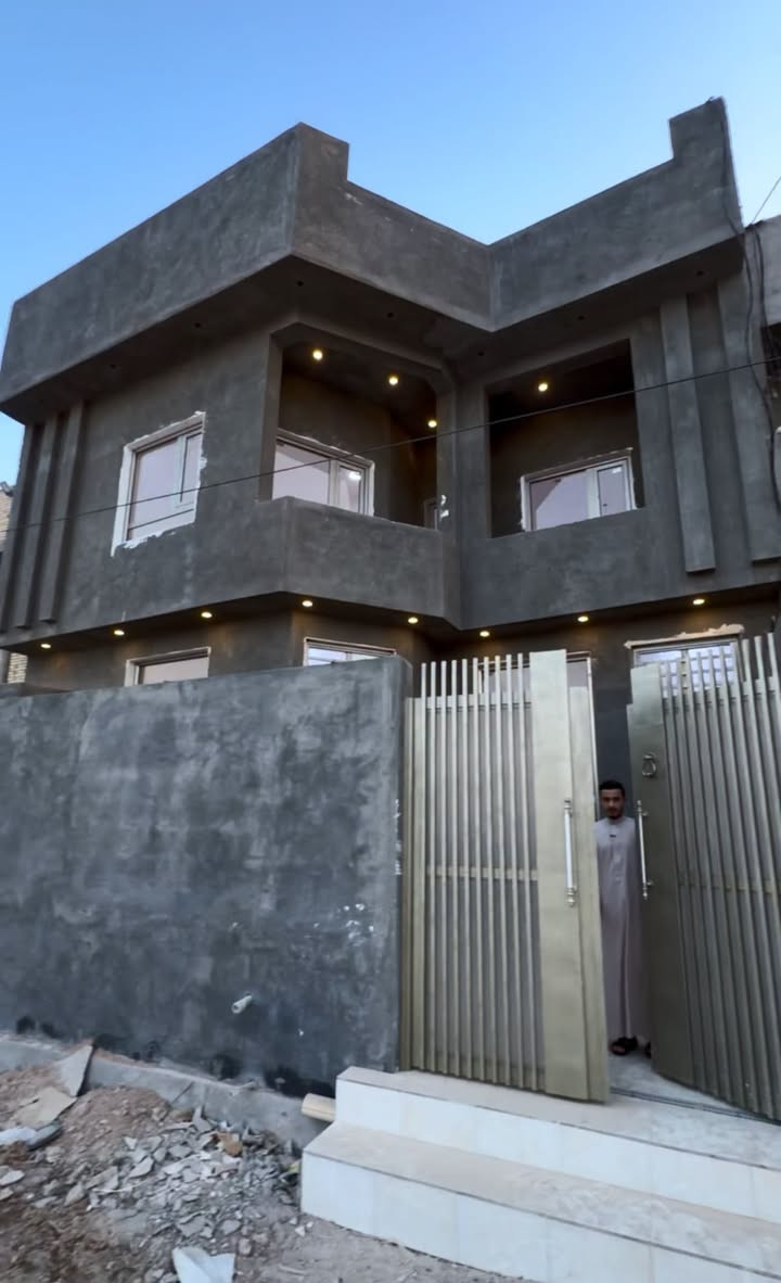 بيت طابقين للبيع 
في البصرة التنومة 
اكوات نقل الطاقه الزراعي
قرب شارع ابو مهدي المهندس
موقع مميز جداً 
مساحه البيت 130 متر
شارع البيت 15 متر
يحتوي 3 غرف 
منور عدد2
صحيات عدد3
ديوانيه 
بيت كامل مكمل بناء بلكامل طابوق اصفر
السعر 180 مليون
للاستفسار / ***********
