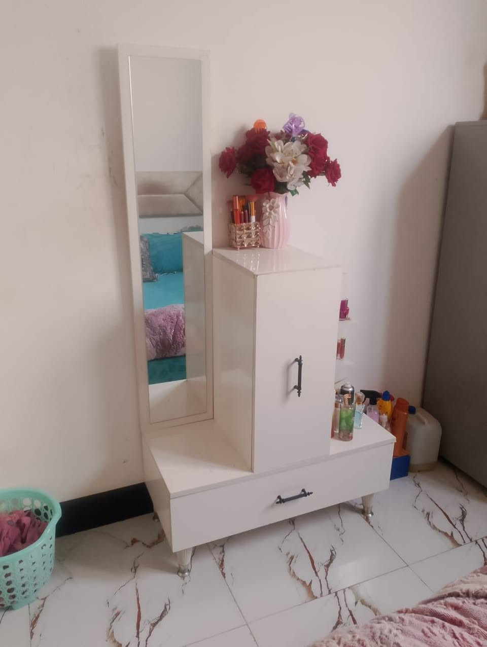 مرخصت مدير الكروب للبيع الاستعمال قليل الغرفه جديده ومتوازي عل بيعه السعر 350 وبيه مجال للشراي ما متواجد عل فيس ***********
