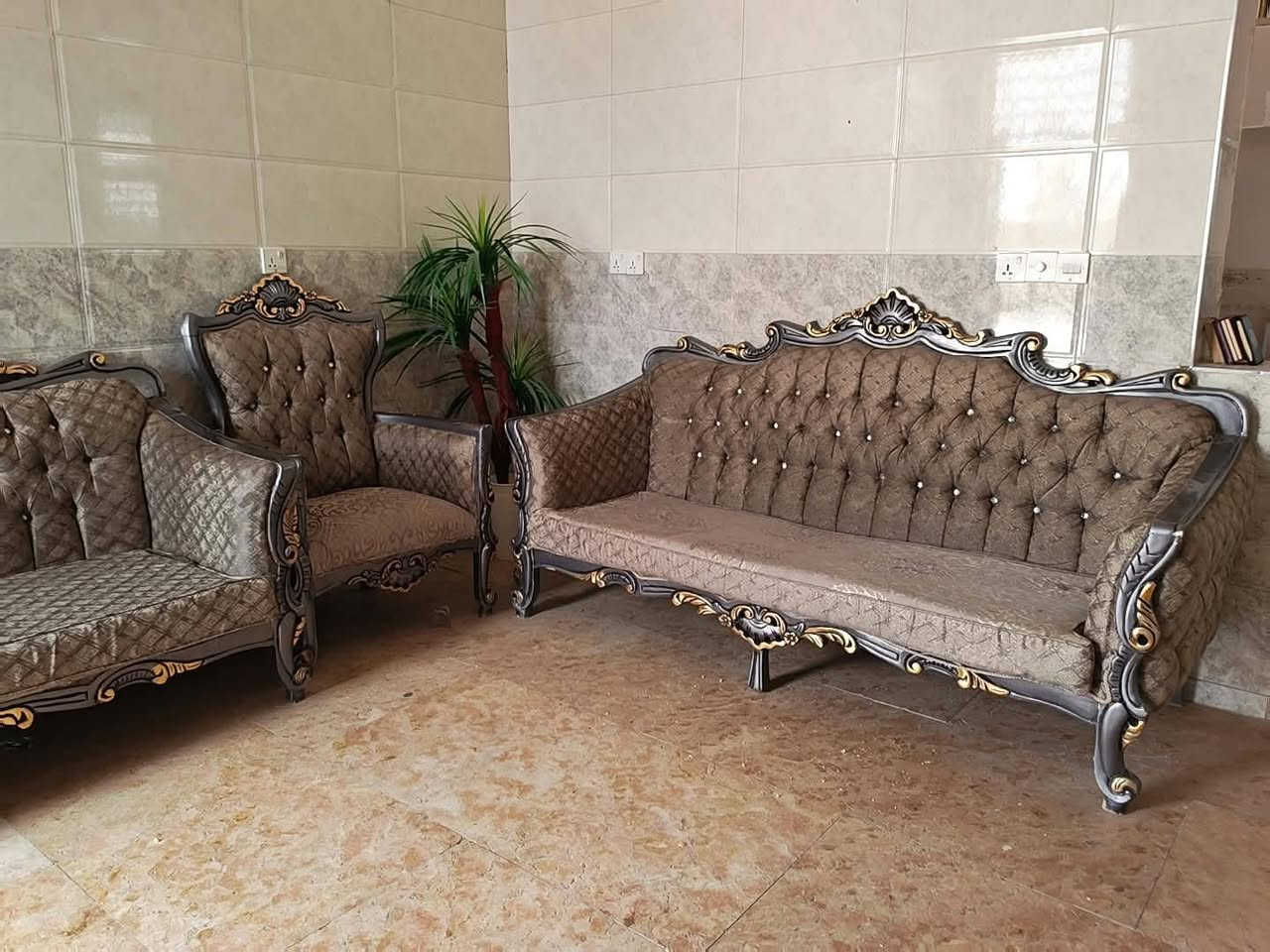 السلام عليكم تخم عشر مقاعد ابو التاج للبيع سعر 900 وبيها مجال بس الشراي يراسل على الواتساب رقم ***********
