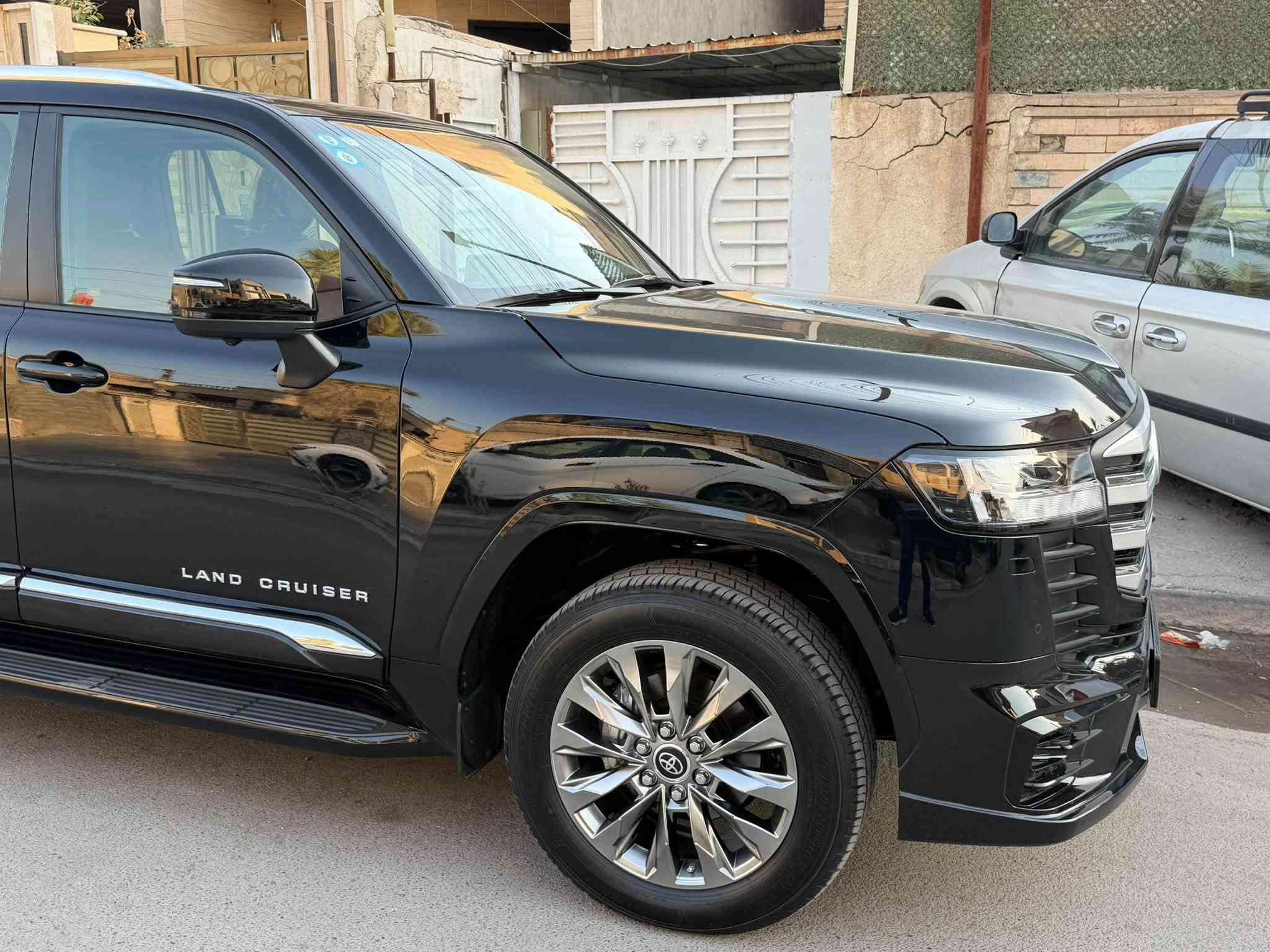 السلام عليكم
لاندكروز 2025 بريم زيرو
زيرو زيرو
رقم بغداد باسمي مميز وحلو رقمه
*********** 
داخل احمر
فتحه سقف 
كشنات تبريد 
كشنات كهرباء وجلد
٨ ايرباك
محرك 6 سلندر 4000 تنفس طبيعي 
جي بي اس
مانع تصادم
جنطه كهرباء
السعر 735
***********
