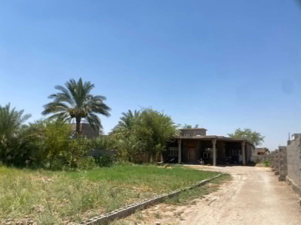 🏡 **دار للبيع **

السلام عليكم ورحمة الله وبركاته،

تتوفر دار للبيع في التاجي – مقابل مدرسة المصابيح الأهلية الابتدائية.

 المساحة الكلية: نصف دونم.

نوع السند: طابو زراعي (سند 25).

مساحة بناء البيت: 260 م².

الأبعاد: العرض 19 متر × النزال 68 متر.

 مع قطعة أرض خلف البيت مساحتها 200 م².

تتوفر خدمات الكهرباء والماء.

للاستفسار يرجى الاتصال على:

📞 ***********
