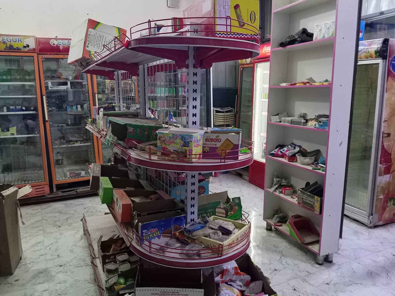 @السلام عليكم  اسواق للبيع تحتوي على ٦ عارضات ومجمده وتحتوي على سفينه ورفوف كوزمتك وتحتوي على كرسي كيمك وتحتوي على ميز وأسواق سعر ٥ مليون الموقع بغداد ضباط ثانيه شارع عشرين رقم ***********@
