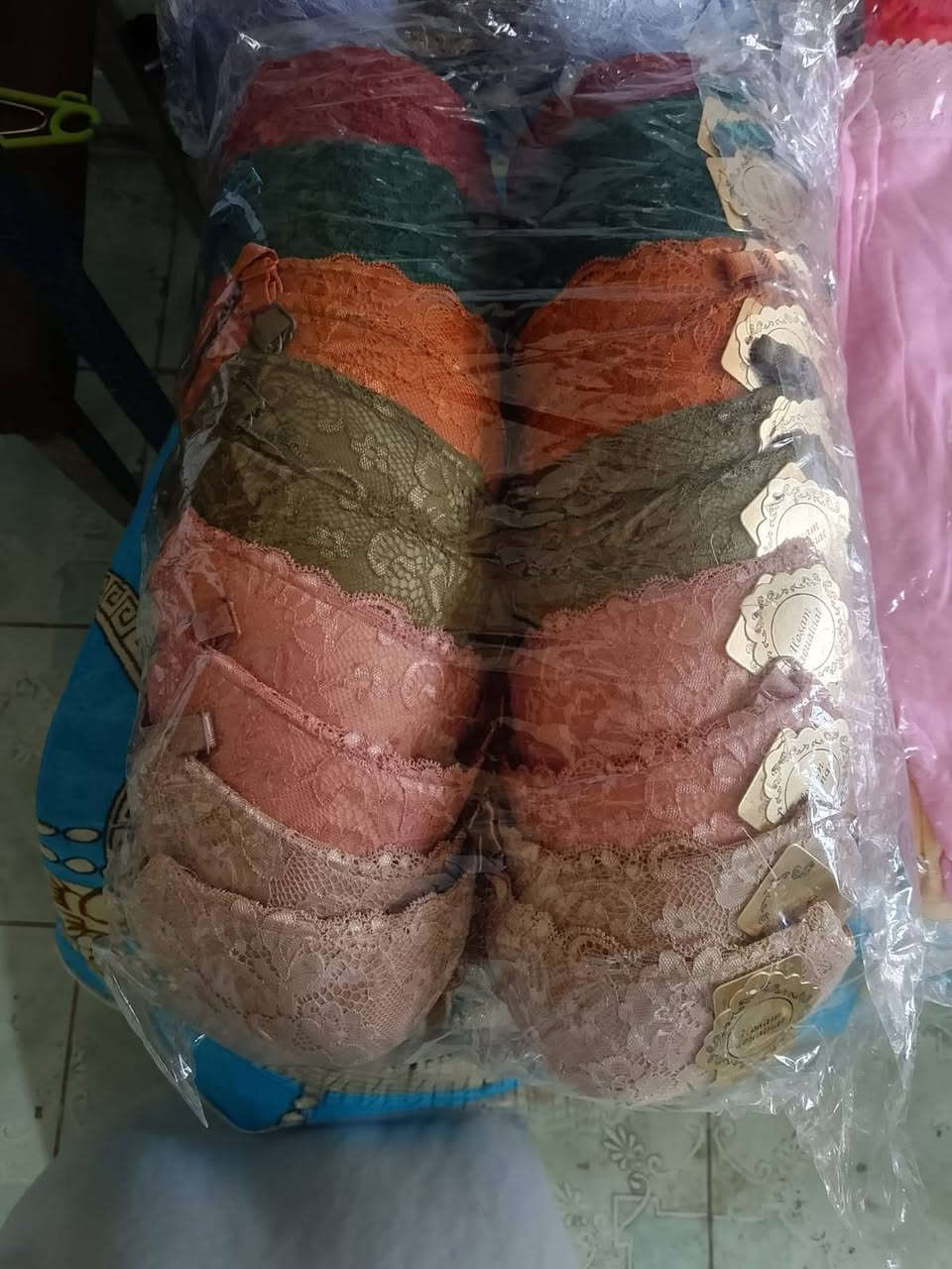 السلام عليكم 
يابلاش اسعار مناسبة جدا 
يوجد لدينا توصيل مجاني مجاني 
المحل بي كادر نسائي 
تفضلوا وزورونا 
 يتوفر لدينا ملابس نسائي + بناتي + ولادي + اطفال 
ايضا تتوفر لدينا ملابس مدرسيه بناتي و ولادي كافه القياسات 
تتوفر حجابات نسائي و مدرسي 
تتوفر جوراب بناتي مدرسي الابيض الطويل 
تتوفر لدينا ملابس داخليه نسائيه 
يتوفر ستريج نسائي و بناتي 
عنوان مشخاب حي الصدر خلف مدرسه اقرأ الاهليه 
للتواصل 
مازنجر 
وات ساب  
*********** هذا رقم للرجال 

+964 783 654 1884 هذا رقم للنساء
