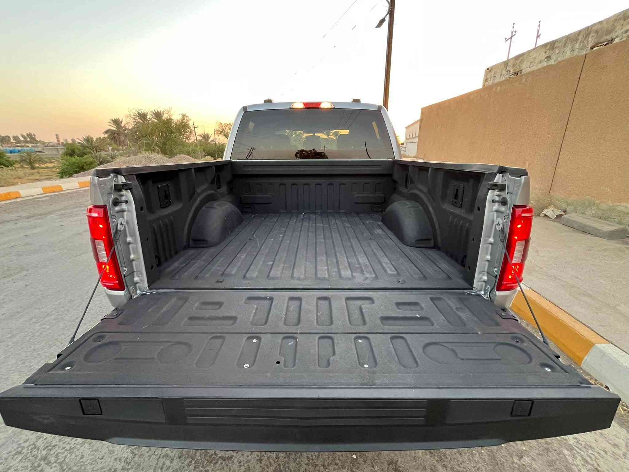 للبيع او المراوس حسب القناعة
فورد F150 XLT
السعر 260 وبيها مجال 
موديل 2022
محرك 6 سلندر 3500 تيربو 
ماشيه 14 الف  
 رقم بغداد دولي 
بدون صبغ فقط بارد بلجاملغ 
باب طويل بدي قصير المرغوب 
 ارباك ستيرن وبرده 
عدة جك سبير كله كامل 
-مكان السياره سامراء 
-الاتصال على الرقم ‭ ‭ ‭***********‬
