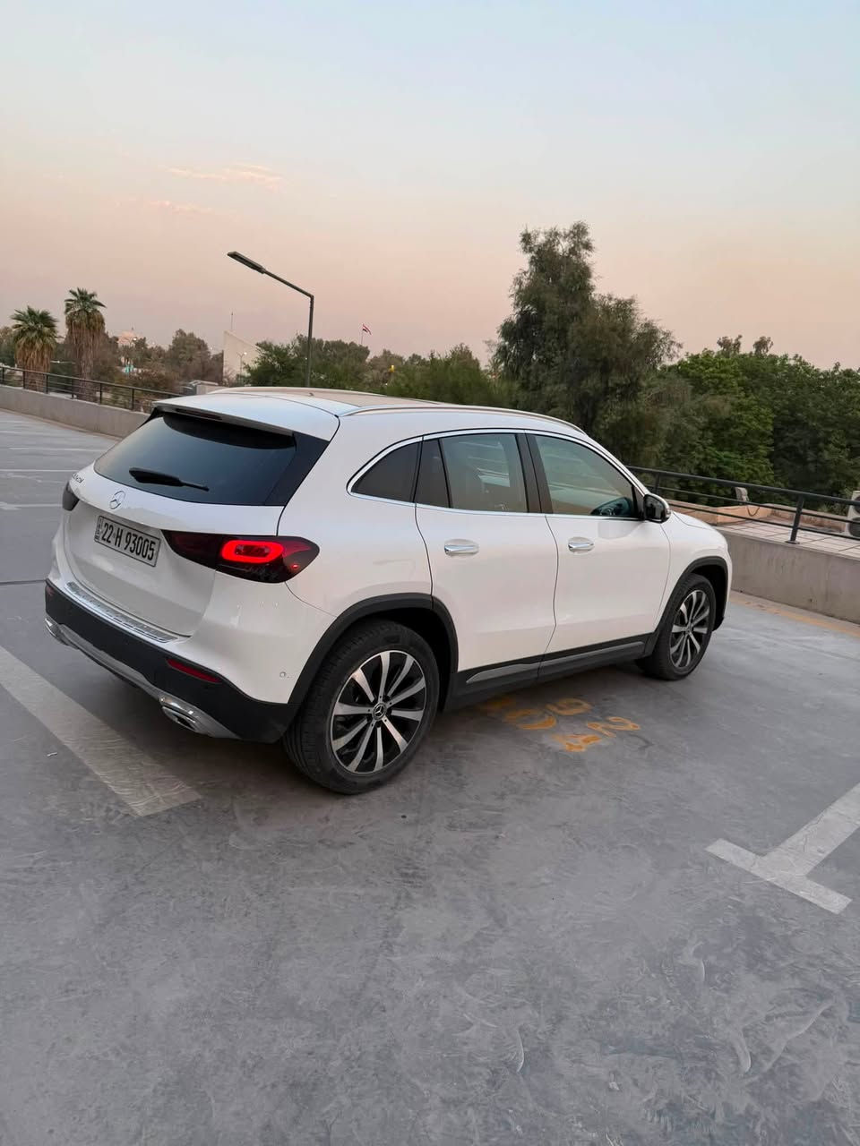 سيارة مرسيدس للبيع  GLA 250 بمحرك توربيني رباعي الأسطوانات سعة 2.0 لتر يولد قوة تصل إلى 221-224 حصاناً.المواصفات الفنية والأداءالمحرك: 4 سلندر سعة 2.0 لتر تيربو.القوة الحصانية: 221 إلى 224 حصان.عزم الدوران: 258 رطل-قدم (حوالي 350 نيوتن متر).ناقل الحركة: أوتوماتيكي ثنائي القابض (DCT).نظام الدفع: دفع أمامي قياسي أو دفع رباعي اختياري (4MATIC).التسارع (0-100 كم/س): حوالي 6.7 إلى 7.1 ثانية.السرعة القصوى: تقارب 230 إلى 240 كم/س.               الأبعاد والساحة الداخليةعدد المقاعد: 5 أشخاص.سعة صندوق الأمتعة: تبدأ من حوالي 421 إلى 435 لتراً.سعة خزان الوقود: 50 لتراً.  للاستفسار  ***********
