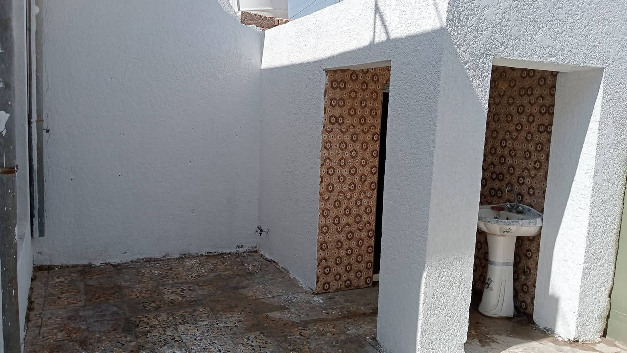 دار للبيع المساحه 130 متر طابو صرف المكان منطقه العوفيه قرب متوسطة حجر أبن عدي ومدرسه الغدير البناء عكاده طابوق درجه اولى سنه البناء 2014 طارمه كبيره تتسع لكراج سياره وحديقة استقبال كبير مطبخ صاله غرفه منور صحيات داخليه وخارجيه درج حديد القاط الثاني  صاله مفتوحه فقط بيهه مخزن وغرفه عوزهه قليل تكمل  السطح كامل البيت بأسمي لا مطلوب ولا محجوز انطيك صافي الكهرباء والماء عليه حاليا بيه مؤجر السعر 95 للاستفسار الاتصال على الرقم ***********
