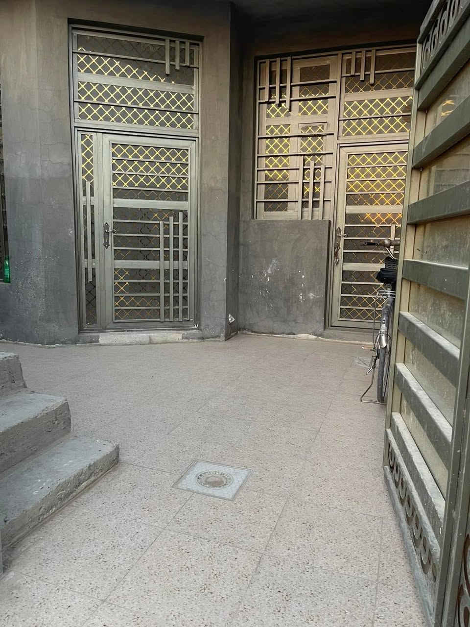 السلام عليكم ورحمه الله وبركاته
مشتمل للبيع في منطقة ٢٧ الشهداء التوزيع على شارع ٢٠ يبعد عن شارع ٤٠ ثلاثة قطع طابو صرف المساحه ١٢٥ م 
وجه ٦.٢٥ متر نزال ٢٠ متر 
بناء طابوق سنة ٢٠٢٢ 
السعر ٧٥ مليون وبي مجال 
الإتصال على صاحب الدار مباشر 
***********
***********
