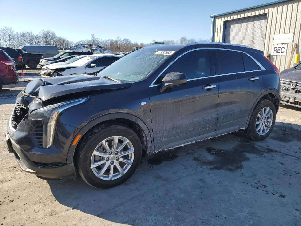 السلام عليكم 

كديلاك XT4  2023
 فول مواصفات فئة لاكجري
جلد فتحه بانوراما 
جنطة كهرباء 
تحديد مسار 
 كشنات تدفئة 
حادث بنيد فقط و موضع بالصور  
 
رقمها  بغداد و بأسمي 
هاتف / ***********
مكان السيارة بغداد

نص مكتوب في الصور:
- 41932365