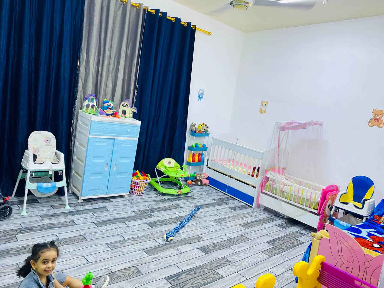 لأن طفلك يستحق أفضل بداية في بيئة تشبه دفء المنزل وأمان العائلة؛ يسرنا الإعلان عن افتتاح حضانة [الانوار] النموذجية، حيث نبني جيلًا سعيدًا ومبدعًا بالحب والرعاية.ماذا نقدم لطفلك؟ )بيئة آمنة ونظيفة: فصول مجهزة بأحدث وسائل الأمان والسلامة الصحية.رعاية متخصصة: من والمربيات ذوات الكفاءة والخبرة الطويلة في التعامل مع الأطفال.  الفئات العمرية المستقبلةنستقبل الأطفال من عمر6اشهرالعمر، ].أوقات دوام مرنة تناسب ظروف عمل أولياء الأمور (فترة صباحية / فترة مسائية).من 7صباحاً غايه 2:30
للمعلومات التواصل والحجزالعنوان: [الحصوه حي الانوار خلف المجمع الطبي ]الاتصال / ***********سارعو بالحجز فالأماكن محدودة![].. أطفالكم في أيدٍ أمينة. ✨❤️
