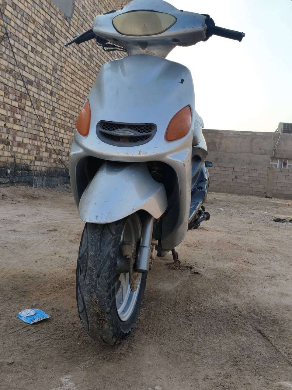 السلام عليكم  درجة  دولفين لبيع كلشي شغال لايت مامي خلفي هورن سلف شغال  درجة  نضيفه  حلوه دبلات مامي خلفي  شاصي شرط مكينه  نضيفه  قفل سكان تواير جديده بيه بس شغله وحده صفحيه وحده مابي  مكان الرميثه *********** سعر 250بيه مجال
