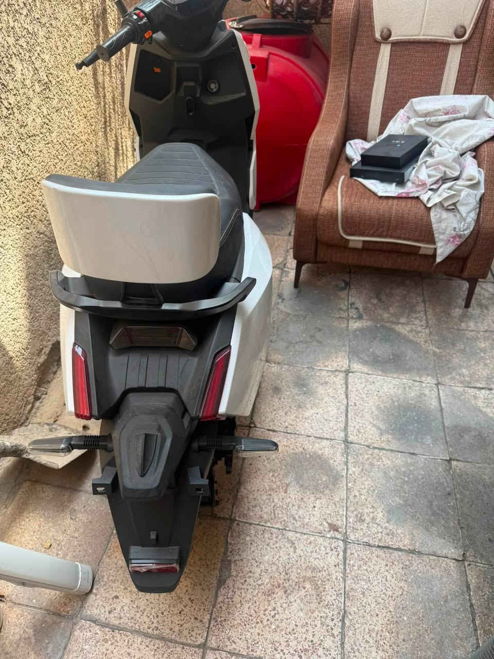 سلام عليكم دراجه شحن 6 باتريات جديده للبيع السعر مليون ومية وبيه مجال بسيط العنوان بغداد العامرية رقم الهاتف ***********
