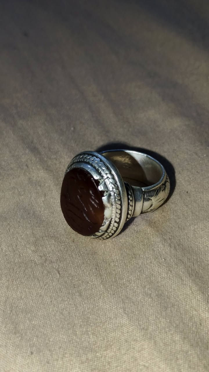 سلام عليكم
ياماني 100℅ محبس صياغه سنجاريه يدوي
وزن لفضه 23 غرام
ولحجر يماني 100% شرط لفحص 
الحجى محفور بجمله الملك لله
للتواصل
***********
