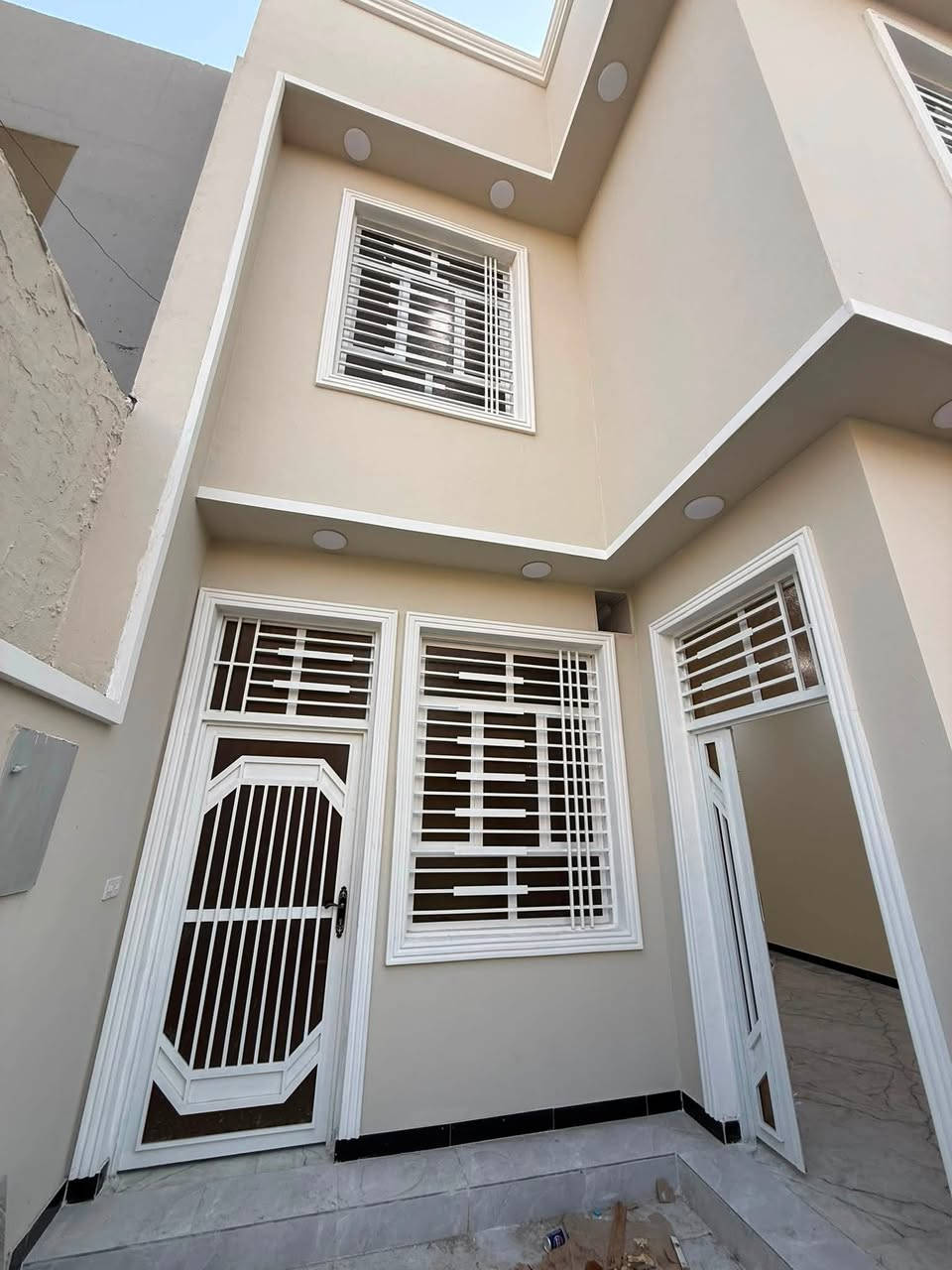 بيت حي المهندسين 
طابقين قرب الحديقه مال ساحه الرمل 
مساحه 150 سنه اابناء 2026 نوع البناء طابوك بل كامل 6 غرف منام وصاله ومطبخ وصحيات وستقبال وكراج وجموعه صحيات 3 السعر 328 مليون
هـ ***********
هـ ***********
